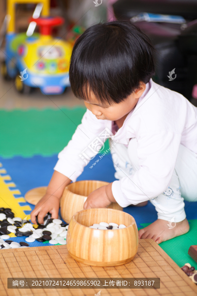 玩圍棋棋子的小女孩