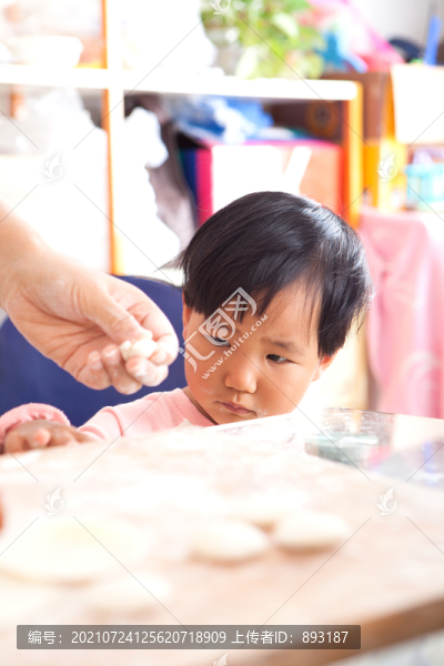 看包餃子的小女孩