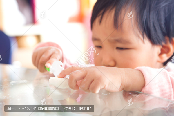 玩面的小女孩
