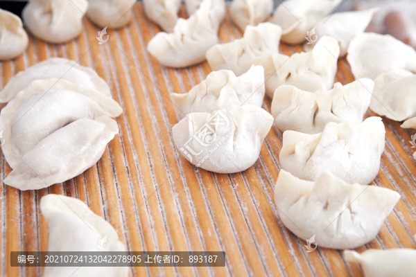 擺放著包好的餃子