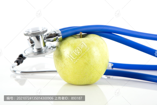 白背景上的青蘋果和聽診器
