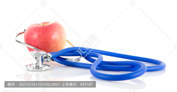 白背景上的紅蘋果和聽診器