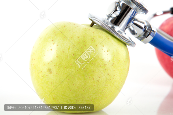 白背景上的青蘋果和聽診器