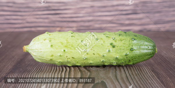 桌子上新鮮的黃瓜
