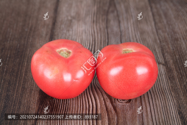兩個(gè)新鮮西紅柿