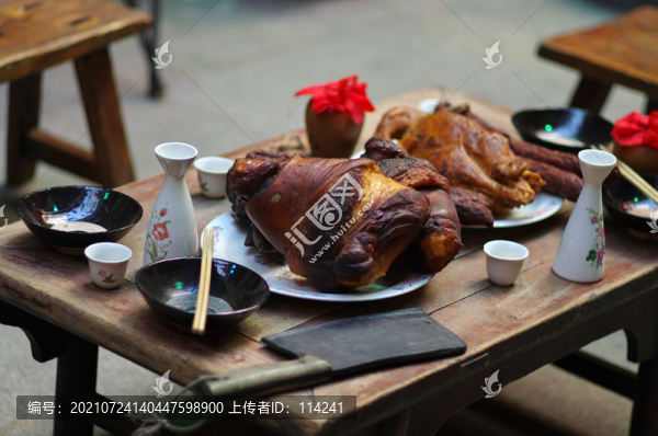 餐桌及桌上的食物