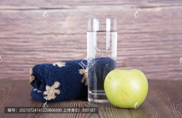毛巾和一杯水及一個青蘋果