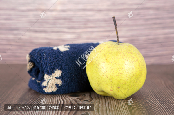 毛巾和一個梨