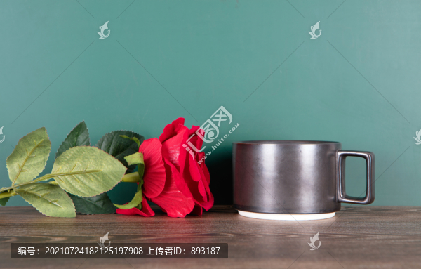 黑板前的咖啡杯和玫瑰花