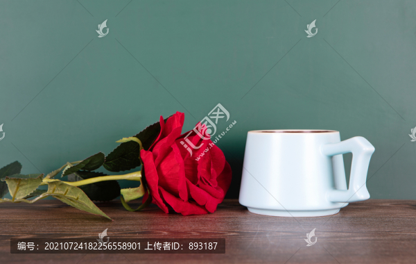黑板前的咖啡杯和玫瑰花