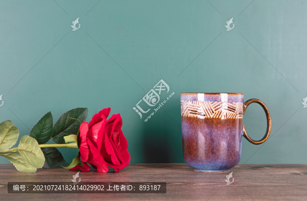 黑板前的杯子和玫瑰花