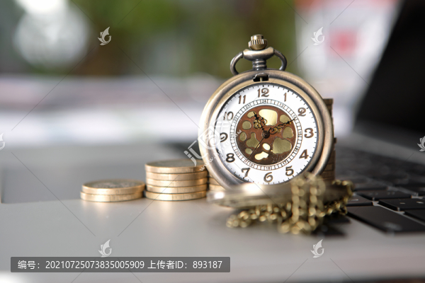 一排歐元硬幣和一個懷表