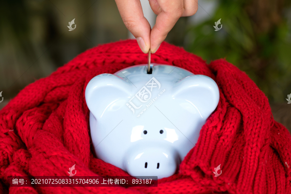 被圍巾包裹的小豬存錢罐