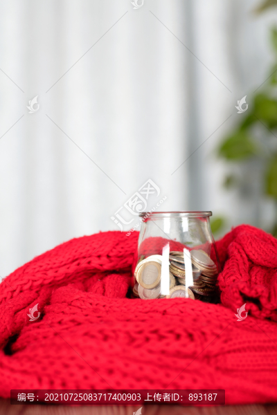 紅色圍脖包裹里的玻璃瓶存錢罐