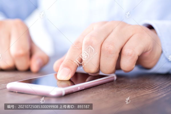 特寫正在使用手機(jī)