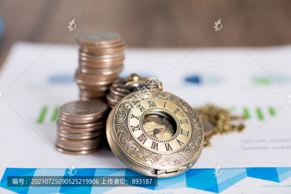 金融文件上的美元硬幣和懷表