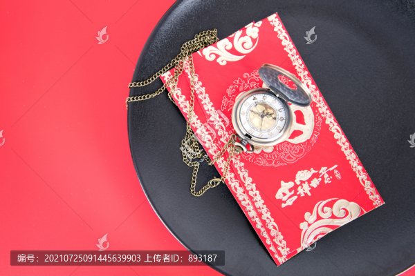 俯視紅背景上的盤子和盤里的紅包