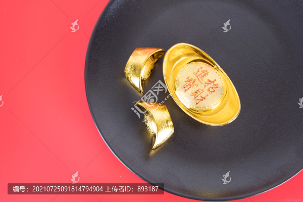 紅背景上黑色盤(pán)子里的金元寶
