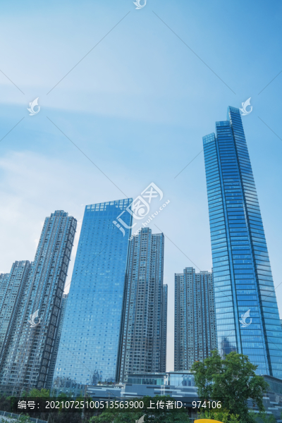 仰拍武漢現(xiàn)代城市建筑天際線特寫(xiě)