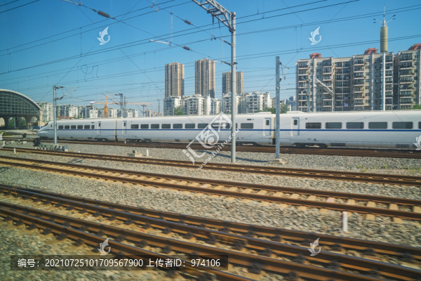 飛馳的高鐵火車和無人的火車鐵軌