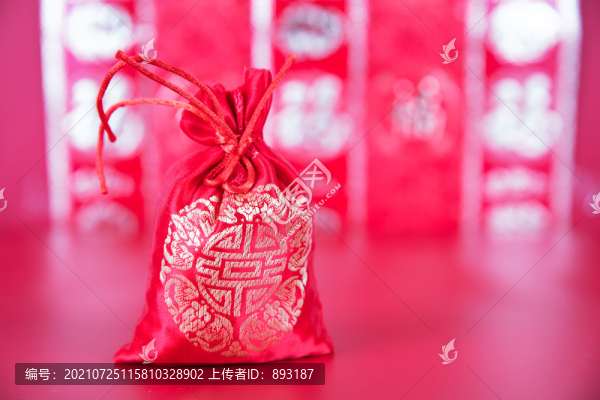 紅色背景上的紅包