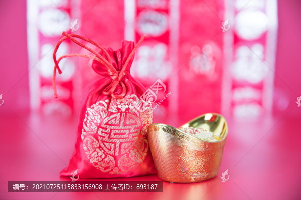 紅色背景上的紅包和金元寶