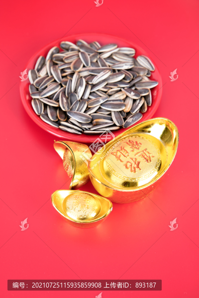 紅背景上盤(pán)子里的瓜子和金元寶
