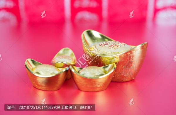 紅背景上的金元寶擺件