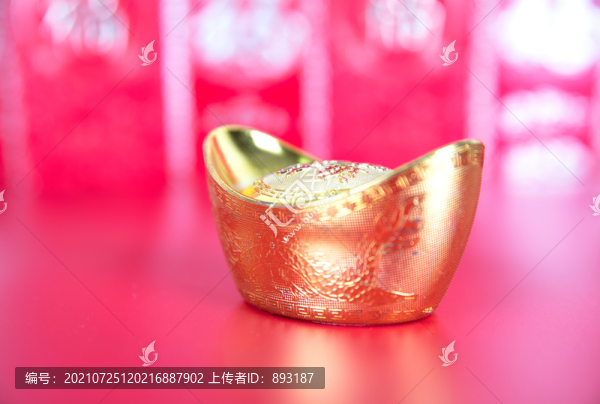紅背景上的金元寶擺件
