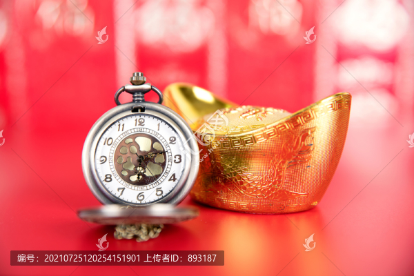 紅背景上的金元寶和懷表