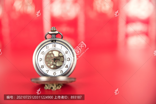紅背景上的懷表