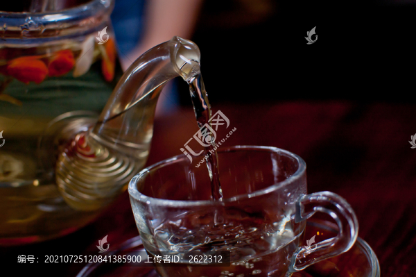 倒茶入杯