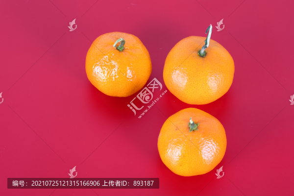 紅背景上的幾個(gè)橘子