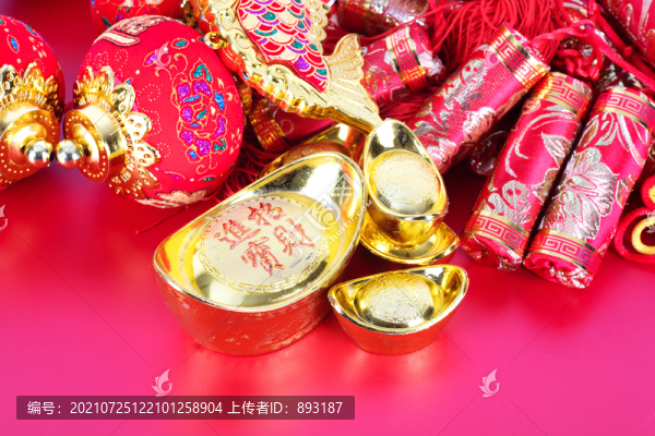 新年金元寶擺件和鞭炮掛件