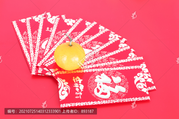 紅背景上排開(kāi)的新年紅包和桔子