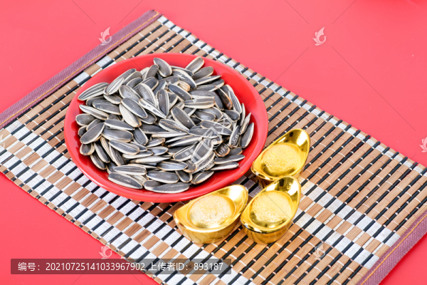 竹墊子上一盤瓜子和金元寶