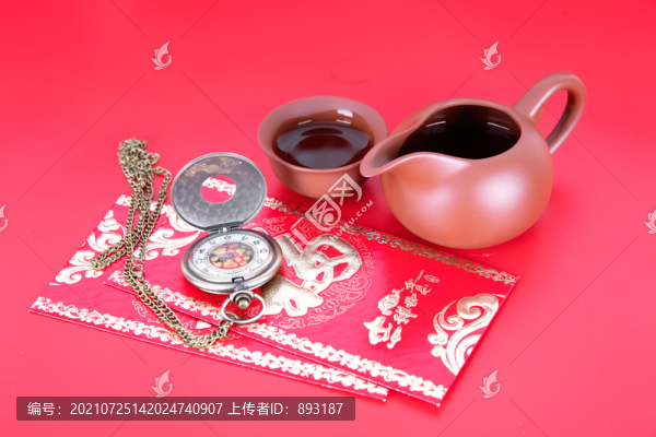 紅背景上的茶具及旁邊的紅包