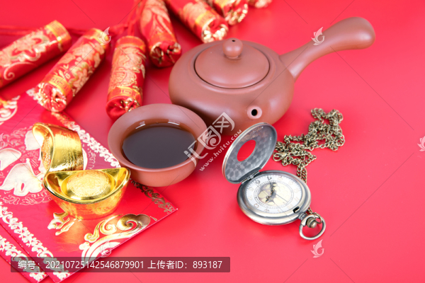 春節(jié)喜慶的物品場(chǎng)景和一塊懷表