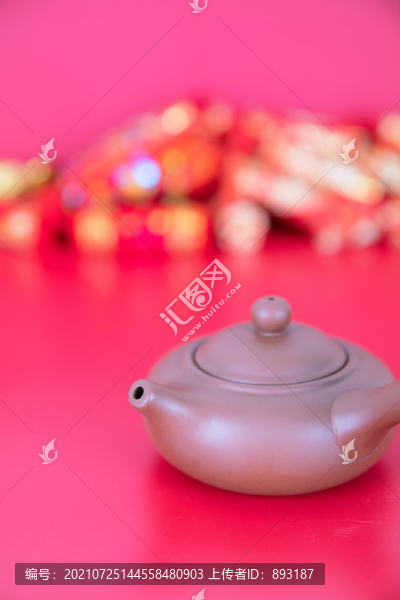 紅背景上的紫砂茶具和新年紅包