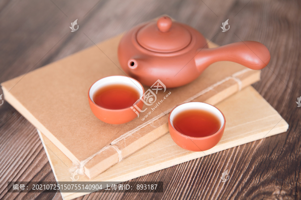紫砂把壺和兩碗熱茶及筆記本