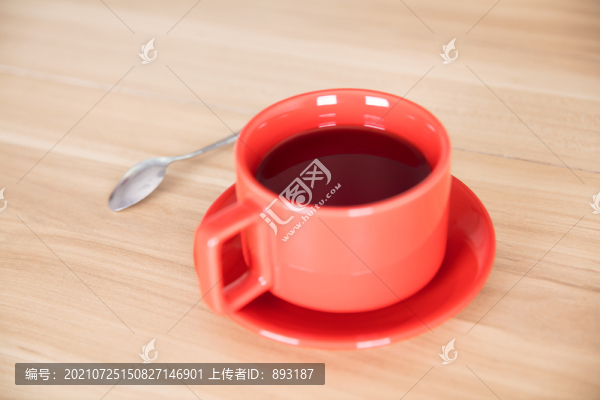 一杯紅茶飲品和旁邊的勺子