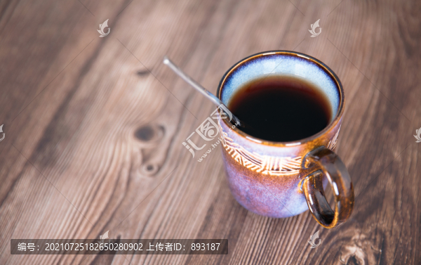 桌子上一杯紅茶