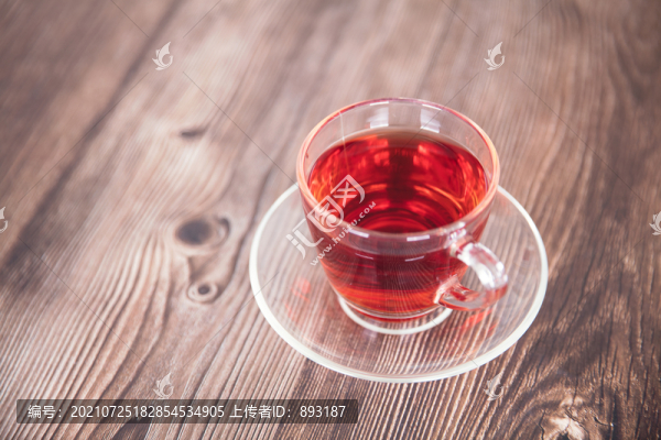 桌子上的一杯紅茶