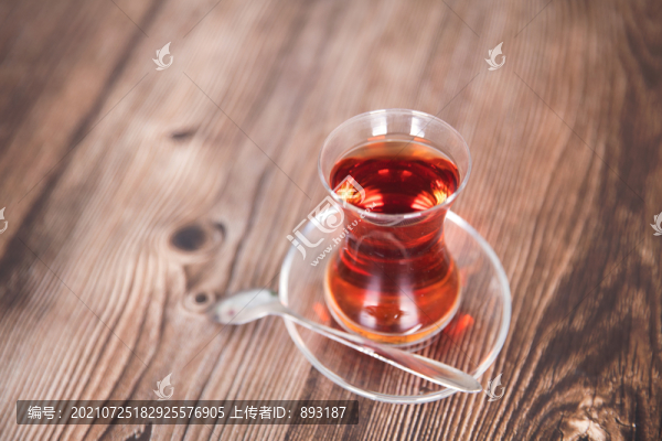 桌子上的一杯土耳其紅茶