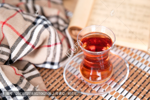 冬天室內(nèi)的土耳其紅茶
