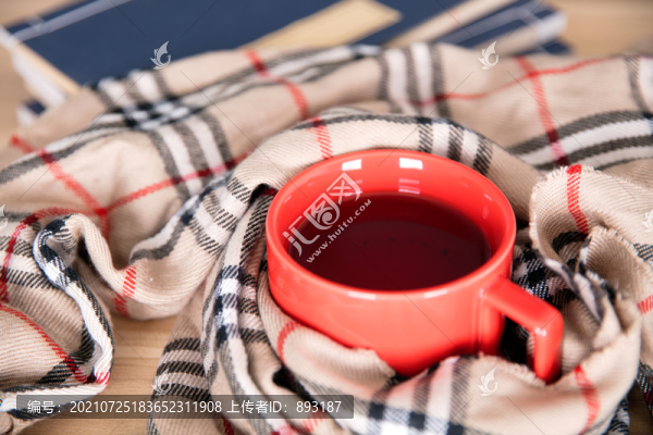 被圍脖裹著的一杯紅茶和書籍