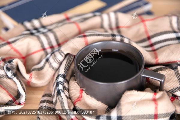 被圍脖裹著的一杯紅茶和書籍