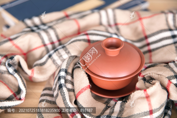 被圍脖裹著的一杯紅茶和書籍