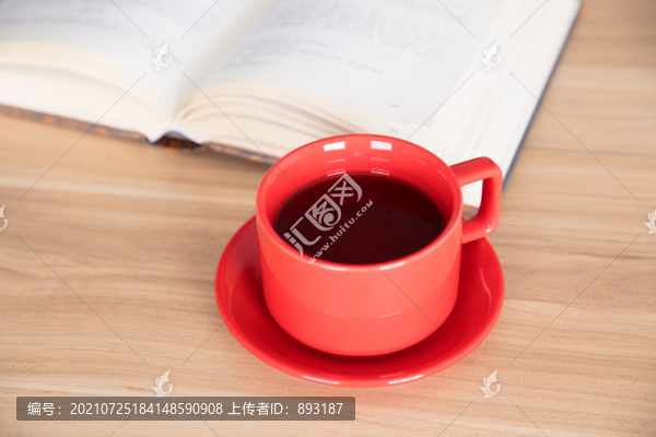 一杯熱茶和翻開(kāi)的書(shū)