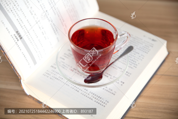 翻開書上的一杯紅茶